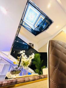 TV a/nebo společenská místnost v ubytování HAVENN NEST 4 & 3 Duplex shortlet Apartments with pool and Bq in Ikate lekki