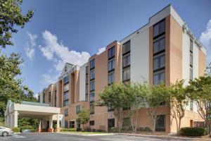 una imagen de la parte delantera de un edificio en Hyatt Place Atlanta / Alpharetta / Windward Parkway, en Alpharetta