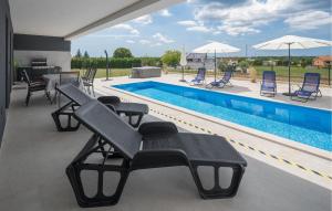 Πισίνα στο ή κοντά στο Gorgeous Home In Zminj +18 φωτογραφίες