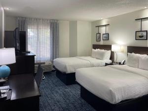 ウィンストン・セーラムにあるSleep Inn Hanes Mallのベッド2台と机があるホテルの部屋 +33枚の写真