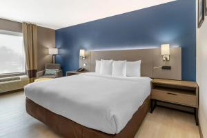 a large white bed in a hotel room at Comfort Inn & Suites Houston FM1960 - Champions in Houston