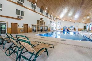 Piscina de la sau aproape de Comfort Suites Wisconsin Dells Area