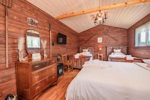 Postel nebo postele na pokoji v ubytování Prairie Junction Rustic Cabins Stettler