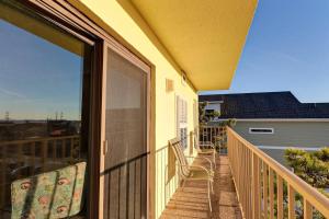 balcón con silla y ventana en DL301 - Dune Lantern 301, en Nags Head