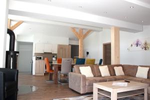 sala de estar con sofá y mesa en Brunner Apartments, en Niederau