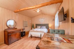 Postel nebo postele na pokoji v ubytování Prairie Junction Rustic Cabins Stettler