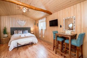 Postel nebo postele na pokoji v ubytování Prairie Junction Rustic Cabins Stettler