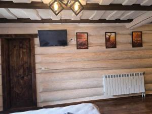 a room with a wall with a television and pictures at Synevyr House 2 in Synevyrsʼka Polyana