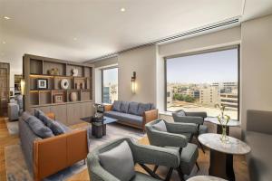 Posezení v ubytování Signia by Hilton Amman