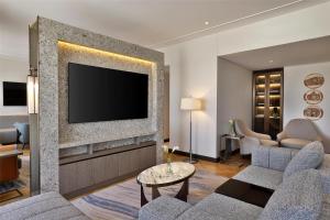 TV a/nebo společenská místnost v ubytování Signia by Hilton Amman
