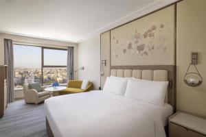Postel nebo postele na pokoji v ubytování Signia by Hilton Amman