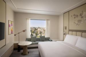 Postel nebo postele na pokoji v ubytování Signia by Hilton Amman