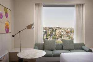 Posezení v ubytování Signia by Hilton Amman