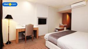 TV a/nebo společenská místnost v ubytování Kenari Tower Hotel