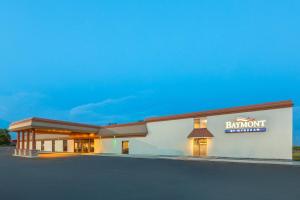 een gebouw met een bankbordje erop bij Baymont by Wyndham Jamestown Conference Center & Water Park in Jamestown