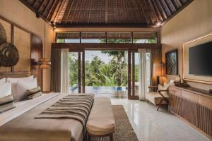 Un pat sau paturi într-o cameră la Maar Resort & Spa Ubud by Ini Vie Hospitality +46 fotografii
