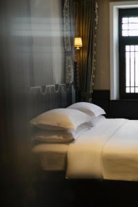 Voodi või voodid majutusasutuse Beijing Xiaofengxian Former Residence Hotel Tiananmen Square Qianmen Store toas