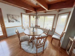 a dining room with a wooden table and chairs at On Golf Course, Family&Pet Friendly Yosemite Basecamp in Groveland