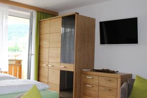 Telewizja i/lub zestaw kina domowego w obiekcie Apartment Elisa