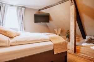 a bedroom with a bed and a window at Schmuckers Ferienstube in Michelstadt