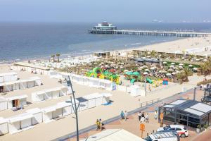 een luchtfoto van een strand met een pier bij Santa Rosa in Blankenberge