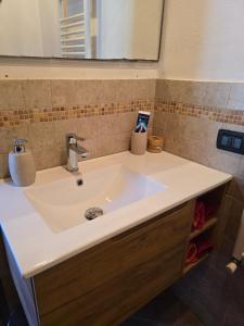 a white sink in a bathroom with a mirror at Casa vacanze il Gelsomino in Abbadia San Salvatore