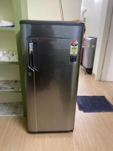 チェンナイにあるKASI'S TNAGAR Home Stayの- 小型黒い冷蔵庫(ウッドフロア)