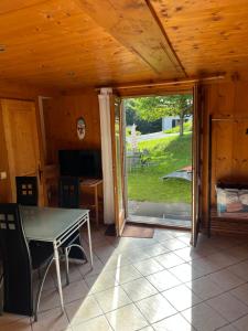 comedor con mesa y puerta corredera de cristal en Studio vallée de Chamonix, en Les Houches