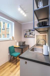 een keuken met een spoelbak en een aanrechtblad bij Between the Old Town and the Beach in Gdańsk