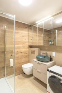 een badkamer met toilet, wastafel en douche bij Between the Old Town and the Beach in Gdańsk