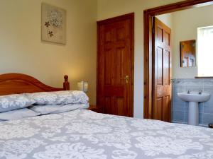 una camera con letto e lavandino di Black Horse Cottage a Pentraeth