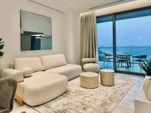 Ruang duduk di Luxury 1 Bed in Trilogy, Limassol Seafront