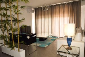 ein Wohnzimmer mit einem Sofa und einem Tisch in der Unterkunft Deluxe Apart Ocean Beauty in Portimão