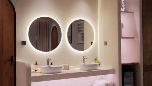 Dos lavabos en un baño con dos espejos en Beifei Garden--Majestic Great Wall View Exclusive Hot Spring Villa，5 minutes' walk to Badaling Shuiguan Great Wall，Rooftop Infinity Pool with Panoramic Great Wall Views，Free Coffee, Laundry, en Xibozi 86 fotos más