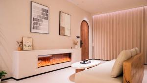 Una sala de estar con chimenea y un sofá. en Beifei Garden--Majestic Great Wall View Exclusive Hot Spring Villa，5 minutes' walk to Badaling Shuiguan Great Wall，Rooftop Infinity Pool with Panoramic Great Wall Views，Free Coffee, Laundry, en Xibozi