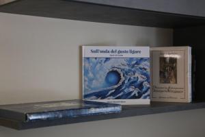 a book and a box on a shelf at A Casa di Lilly in Albenga