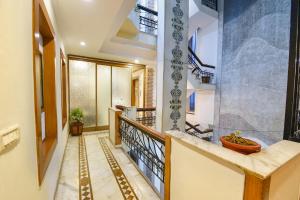pasillo de una casa con balcón en FabHotel Siris 18 - Aravali Biodiversity Park, en Gurgaon