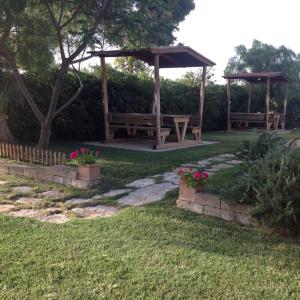 a garden with a picnic table and a gazebo at Agriturismo Belvedere in Pescia Romana
