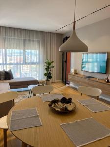 ティラナにあるBliss Apartmentのテーブルとテレビのあるリビングルーム