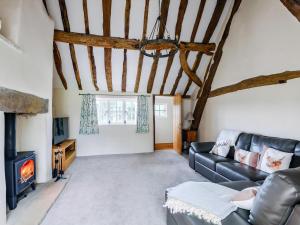 Posezení v ubytování The Restored Cottage