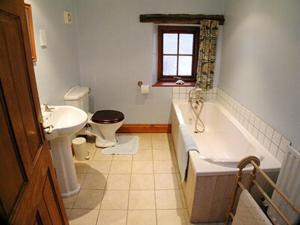 un bagno con vasca, WC e lavandino di Stable Cottage - B6062 a Pooley Bridge