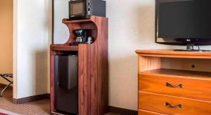 TV a/nebo společenská místnost v ubytování Quality Inn