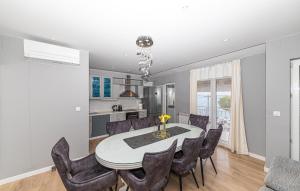 une cuisine et une salle à manger avec une table et des chaises dans l'établissement 4 Bedroom Awesome Apartment In Stobrec, à Split 14 autres photos
