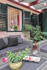 een patio met een bank en een tafel met planten bij Apartment Banovac 1 in Dubrovnik