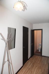 ヤロスラヴリにあるApartments on Sverdlova 11の黒いドアとトイレ付きの部屋