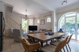 un soggiorno con tavolo e sedie in legno di Large house with garden near the sea a Saint-Raphaël