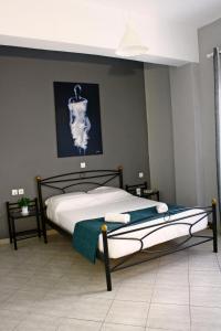 Deodonum Luxury Apartments في مدينة هيراكيلون: غرفة نوم بسرير وصورة جمجمة على الحائط