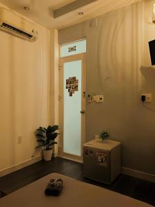 a room with a door and two pairs of shoes at H2T Hotel Center BuiVien in Ho Chi Minh City