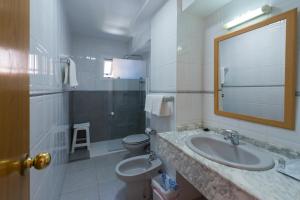 Koupelna v ubytování Hotel Marina + 18 fotografií