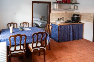a dining room with a table and a kitchen at Patakparty Lak in Szilvásvárad